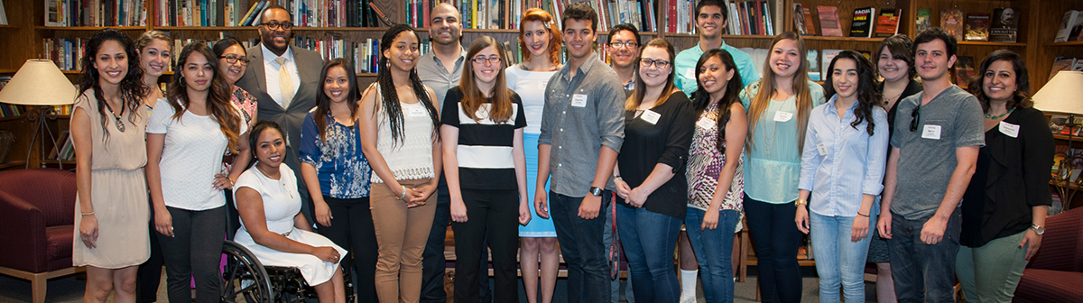 a large crowd of students pose for a picture in washington DC 